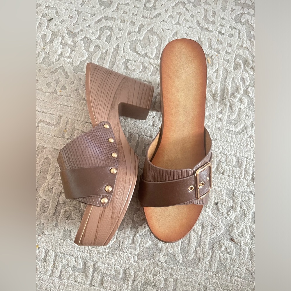 Brown clog sandal. Rubber sole. Size 8. Box included